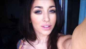 Ruby, somnoroasa, nemachiata si cu sanii la vedere pentru fani, intr-o imagine de 12.000 de like-uri. Un detaliu, insa, i-a stricat poza