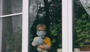 Efectele infecției cu COVID-19 asupra copiilor. Unii dintre ei au simptome chiar și după luni bune de la vindecare 