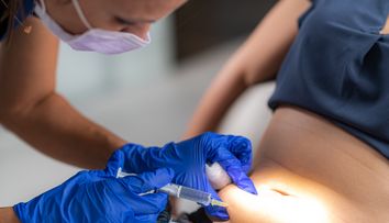 A ieșit aproape inconștientă dintr-o clinică după o operație estetică și apoi i s-a pierdut urma. Cazul care a îngrozit internetul