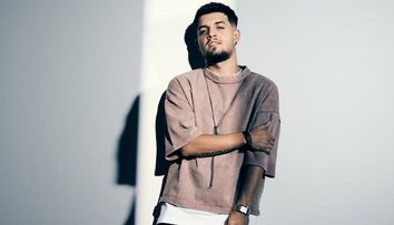 Babasha și-a cumpărat mașina visurilor, apoi i-a făcut același cadou tatălui său