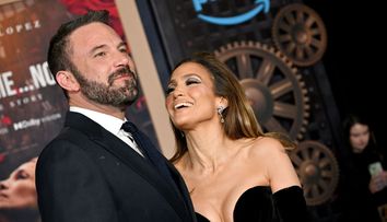 Jennifer Lopez și Ben Affleck, cuplul perfect pe covorul roșu. Diva latino, senzațională într-o rochie imprimată cu semnele zodiacale
