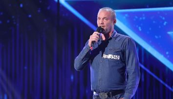 Radu Palaniță, primul concert susținut într-un service auto
