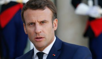 Cum a fost surprins Emmanuel Macron, în plină noapte. A părăsit patul conjugal pentru o activitate insolită