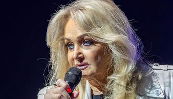 Cântăreața Bonnie Tyler este în comă, după o operație intestinală de urgență