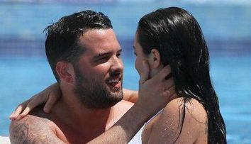 A purtat un costum de baie cu un numar mai mic. Cum a reusit sa atraga atentia acest cuplu la piscina