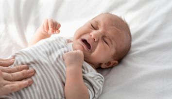 (P) Colicii: cum trecem mai ușor peste această perioadă dificilă a bebelușului?