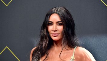Kim Kardashian și-a înnebunit fanii cu o nouă fotografie incendiară. Vedeta a pozat topless