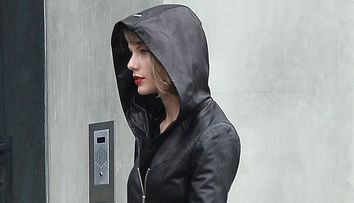 Picioare suple si interminabile. Perechea de blugi rupti cu care Taylor Swift s-a transformat intr-o ispita