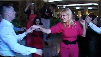 Ce i-a facut acest elev de liceu Elenei Udrea la banchet. Toata clasa l-a aplaudat in picioare: VIDEO