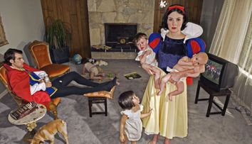 O alta fata a printeselor Disney. Cum arata Cenusareasa alcoolica, Alba-ca-Zapada casnica si Scufita Rosie cersetoare