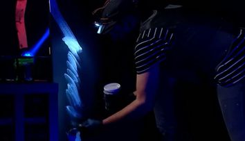 Românii au talent 2024 - semifinala 2. Quim Moya: două mâini, o pânză și un spectacol în culori care a uimit jurații la final. Andra: „Eu vreau să cumpăr acest tablou pentru soțul meu!”