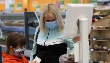 Răspunsul autorităților la întrebarea: „Te poți contamina cu coronavirus de pe ambalajele alimentelor?”