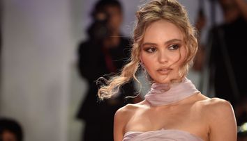 Lily Rose Depp și Timothee Chalamet au fost regina și regele covorului roșu la Festivalul de film de la Veneția