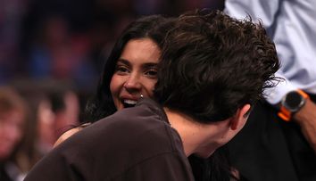 Deși se iubesc de trei ani, evită întâlnirile private cu familia. Motivul pentru care celebra vedetă își ține departe iubitul actor de părintele transgender