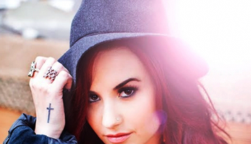 Demi Lovato s-a pozat in costum de baie si a lasat la vedere mai mult decat trebuia. Fotografia care a aprins imaginatia fanilor