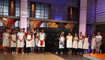 Concurentii MasterChef si-au turat abilitatile culinare in prima proba pe echipe