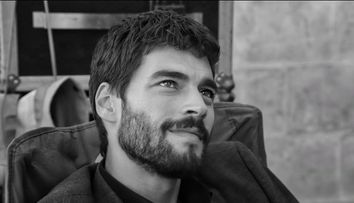 Akın Akınözü: Transformarea spectaculoasă a actorului din „Capcana răzbunării”. Cum a slăbit 50 de kilograme și a devenit un star al Turciei