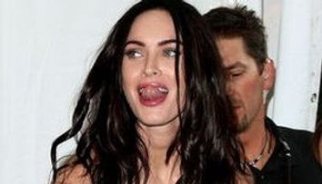 Ghici ai cui sunt sanii obraznici din imagine! UPDATE: Ati ghicit raspunsul corect - Megan Fox FOTO