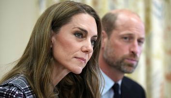 Unde au fost surprinși prințul William și Kate, când Prințul Harry îi punea flori la mormânt Reginei. Prințul rătăcitor a ajuns astăzi acasă