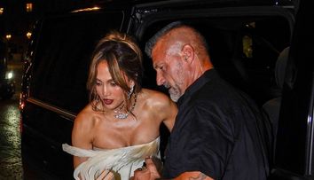 Bodyguardul nu și-a luat ochii de la ea nicio secundă! Nimeni nu înțelege cum a scăpat fără accident vestimentar: J Lo a sfidat gravitația într-o rochie imposibilă