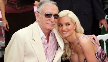 Hugh Hefner, acuzat de fosta iubită că a manipulat-o pentru sex! Ce spune Holly Madison