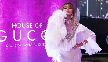 Mădălina Ghenea, apariție fabuloasă pe covorul roșu la premiera House of Gucci, din Milano
