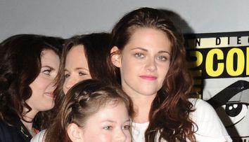 Fetița jumătate om, jumătate vampir din Twilight a devenit majoră. Mackenzie Foy, superbă la 19 ani
