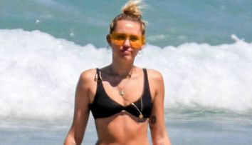 Miley Cyrus, în costum de baie pentru a-și promova următorul concert