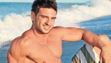Perfect bronzat, Dorian Popa isi etaleaza muschii la piscina. Imaginile pe care fanii nu le vor uita prea curand