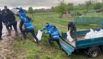 Alertă extremă de inundații în trei mari zone din România! Zeci de gospodării se află sub apă