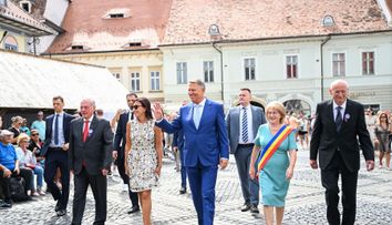 Carmen Iohannis, o nouă apariție de senzație. Rochia ei a atras toate privirile. Cât a costat ținuta primei-doamne