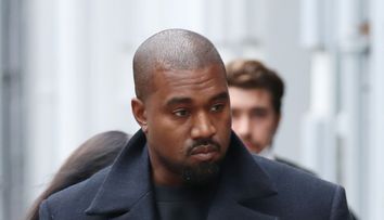 Kanye West, surprins cu o mască de caucazian în New York