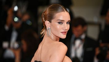 După ce s-a remarcat pe covorul roșu de la Cannes într-un corset care i-a strâns sânii, Rosie Huntington-Whiteley a pozat nud în camera de hotel. „Corpul ei e o formă de artă”, au reacționat admiratorii