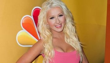 Christina Aguilera, ispititoare intr-o rochita minuscula, de culoare roz. Artista e tot mai slaba pe zi ce trece