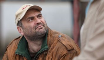 Adrian Văncică din ”Las Fierbinți”, imagine virală. Cum arată cu ruj pe buze și perucă roșcată