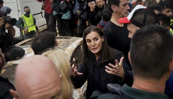 Cuplul regal spaniol, atacat cu noroi după inundațiile devastatoare din Valencia! Regina Letizia, reacție cu lacrimi în ochi: „Cum să nu fie supărați”