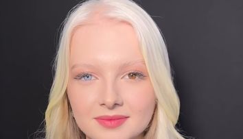 Cum arată Amina la 17 ani, tânăra cu albinism care a uimit lumea cu frumusețea sa nepământeană. Imagini rare alături de mama sa