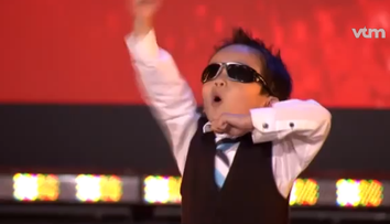 Un baietel de 4 ani danseaza pe 