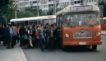 Traficul din Bucuresti, o problema nemuritoare. Vezi cum se circula in anii `70! SUPER VIDEO