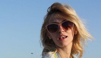 Una din cele mai celebre blonde din Romania si-a schimbat look-ul. <span style=