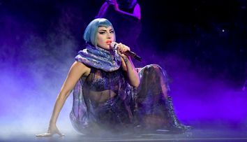 Lady Gaga face baie cu gheață, cu masca pe figură, înainte de concert