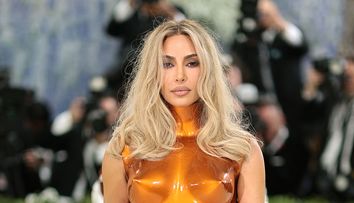 Kim Kardashian a „lovit” din nou la Met Gala! Ținuta ei e deja cea mai comentată apariție a serii: a fost vopsită în service auto și a stârnit val de ironii: „Arată ca noul iPhone 17!”