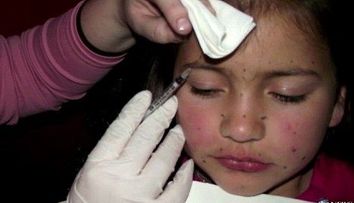 REVOLTATOR: O mama ii face fiicei sale de 8 ani injectii cu BOTOX si o epileaza pe picioare!