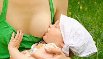 Miranda Kerr vrea sa-si alapteze bebelusul cat mai mult. Top 7 mamici celebre care si-au hranit copiii la san