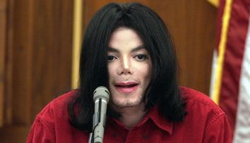 S-a aflat ce obiecte interzise minorilor au găsit anchetatorii în casa lui Michael Jackson. Dezvăluirile unui procuror: „Da, conținea material...”