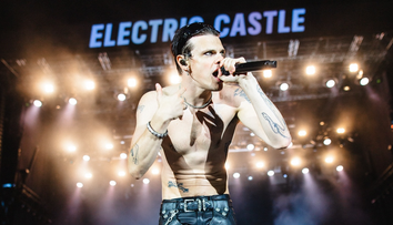 Yungblud, show total la Electric Castle! ”România, te iubesc de mor! Să mă răpească cineva, să mă țină aici” A cântat, s-a pupat cu fanii, a băut vișinată și palincă. ”Un gust oribil”