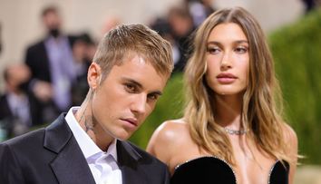Justin Bieber, imagini fierbinți de la plajă, alături de soția lui