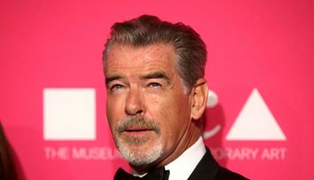 Pierce Brosnan, surprins de paparazzi la plajă, în Hawaii. Cum a apărut actorul care l-a interpretat pe James Bond