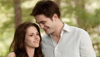 Dupa despartirea de Kristen Stewart, Robert Pattinson isi da intalniri cu o femeie care ii seamana perfect fostei iubite