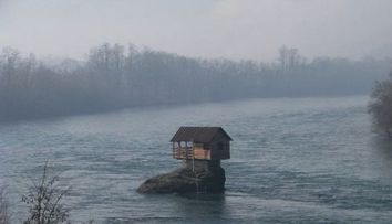 Casa asta este construita pe o piatra in mijlocul unui rau. Uite cum arata atunci cand vin inundatiile: VIDEO